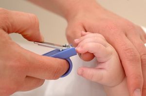 Как правильно стричь ногти маленькому ребенку?