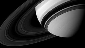 Астрономы выяснили массу одного из колец Сатурна