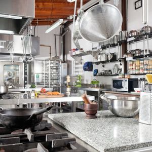 Как правильно хранить посуду на кухне: 7 мест и несколько дельных советов