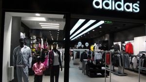 Adidas признал бумажный убыток на €34 млн 