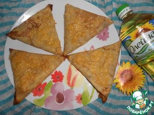 Треугольники-пирожки с рисом, яйцом и зеленым луком под сырной корочкой