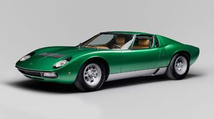 Это - Lambo Miura SV 1971 года. И он великолепен