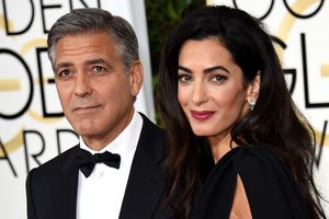 Женатого Джорджа Клуни застали во время страстных поцелуев с незнакомкой