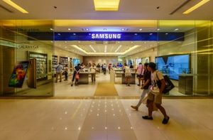 Samsung выпустит первый в мире гибкий смартфон