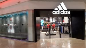 Adidas и Reebok открыли магазины в ТРЦ "Макси" в Туле