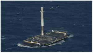 SpaceX снова успешно посадила свою ракету. Но на плавучую баржу — впервые!