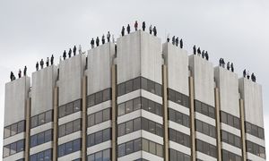 На небоскребе Лондона появились статуи 84 мужчин