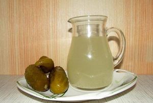 12 невероятных причин не выливать рассол от маринованных огурцов