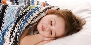 Совместный сон с ребенком. Стоит ли спать в одной постели?