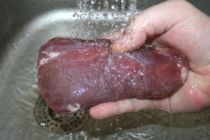 Вот почему мыть мясо перед готовкой смертельно опасно!