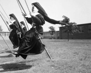 Неунывающие монахини: 11 ретро-фото, которые намекают, что уныние — это грех