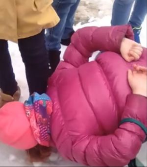 Подростки заставили девушку  вылизывать их обувь (видео)