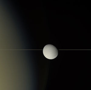 NASA опубликовало удивительный снимок Дионы