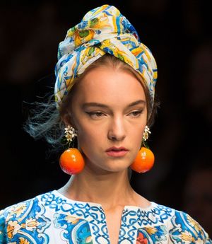 Платок на голову: 10 идеальных примеров того, как носить эту модную вещь!