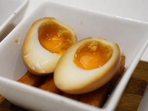 Малосольные яйца — пикантная альтернатива «столетним яйцам»