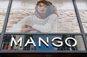 Mango начала выпускать одежду для беременных