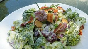 Салат с брокколи и беконом