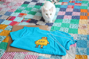 Как осчастливить своего кота с помощью футболки и вешалки: креативный домик для любимца.
