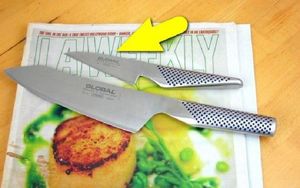 Японец показал весьма неожиданный способ, как быстро заточить ножи