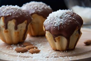 Праздник дома: готовим кексы из дрожжевого теста в шоколадной глазури