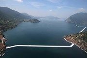 Итальянское озеро приглашает туристов пройтись по воде