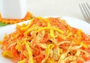 Оригинальный куриный салат с омлетной лентой и морковью по-корейски