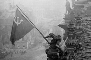 Советские солдаты над Рейхстагом