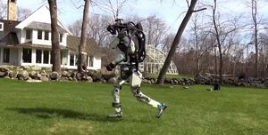 #видео дня | Роботы Atlas и SpotMini на прогулке