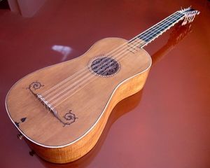 Гитара Страдивари – старинный музыкальный инструмент, на котором до сих пор можно играть
