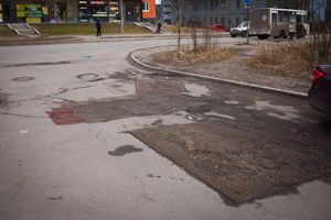 Жители Петрозаводска накрыли дорожные ямы коврами