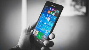 Гибкий смартфон Microsoft оснастят тремя экранами
