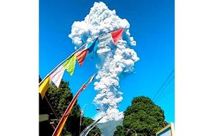 Внезапное извержение действующего вулкана Индонезии Мерапи заставляет жителей и туристов острова Ява эвакуироваться