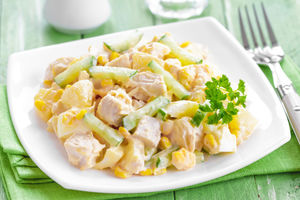 Салат из курицы с ананасами и йогуртом