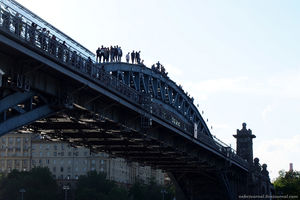 Новоандреевский мост. Люди свисают гроздьями.