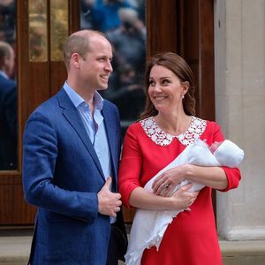 Счастливые принц Уильям и Кейт Миддлтон показали журналистам новорожденного малыша
