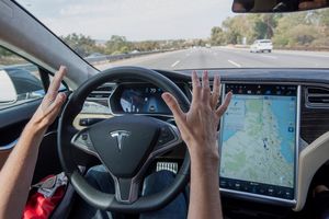 Новые подробности недавней аварии Tesla Model S: автопилот работал, водитель смотрел на смартфон