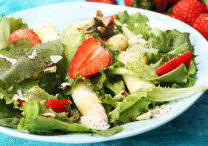 Пикантный салат с куриной грудкой и фруктами «Летний ужин»