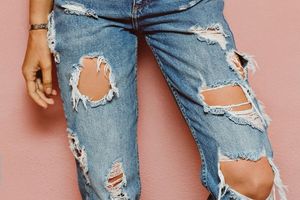 Дырявые джинсы в жару носить не стоит — обгоришь некрасиво