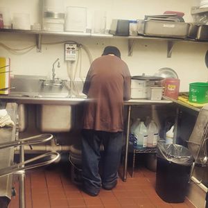 Владелица кафе позволила бездомному работать за еду. 2 недели спустя она с удивлением обнаружила, что он не ушел…