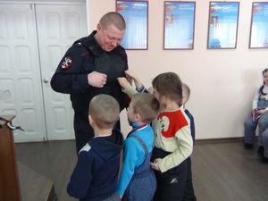 Детишки из детского сада задавали вопросы в полицейском участке, но последний вопрос – это нечто!