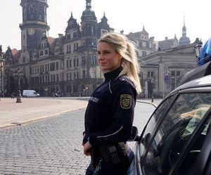Adrienne Koleszar — очаровательная сотрудница полиции (20 фото)