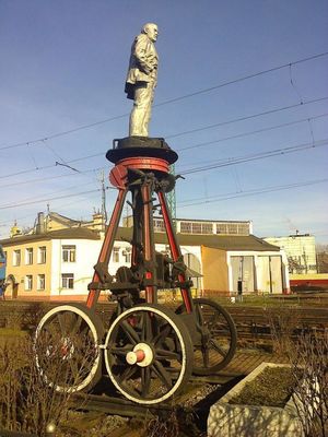 Ленин на железнодорожной дрезине (2 фото)