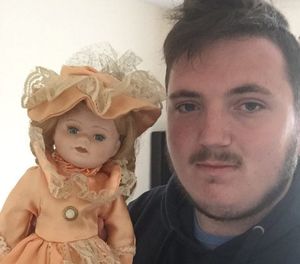 Британец рассказал о кукле, в которой «заперты в ловушку» две души