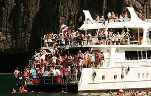 Бухта Майя-Бэй на Пхи-Пхи в Таиланде закрывается на четыре месяца, чтобы оправиться от переполненности туристами