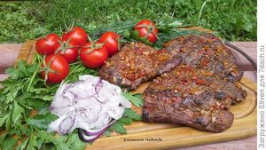 Свиная шея под овощами, приготовленная в маринаде с Болгарским кетчупом «Махеевъ»