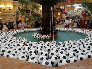 Футбольные мячи в фонтане 
