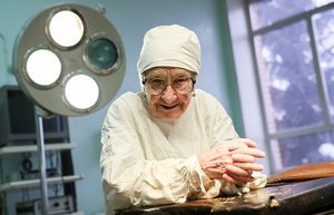 Хрупкая женщина с твердой рукой: 91-летняя Алла Левушкина ходит с трудом, но до сих пор делает операции