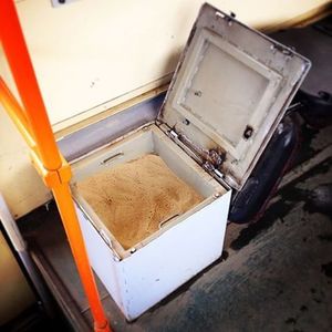 Вы знаете для чего в салоне трамвая нужны ящики с песком?