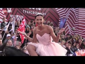Еще один конфуз церемонии: Ольга Бузова прибыла на премию Муз-ТВ на коне и потеряла юбку