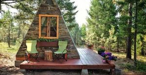 С милым рай в шалаше: супруги построили дом-шалаш за три недели и 700 долларов